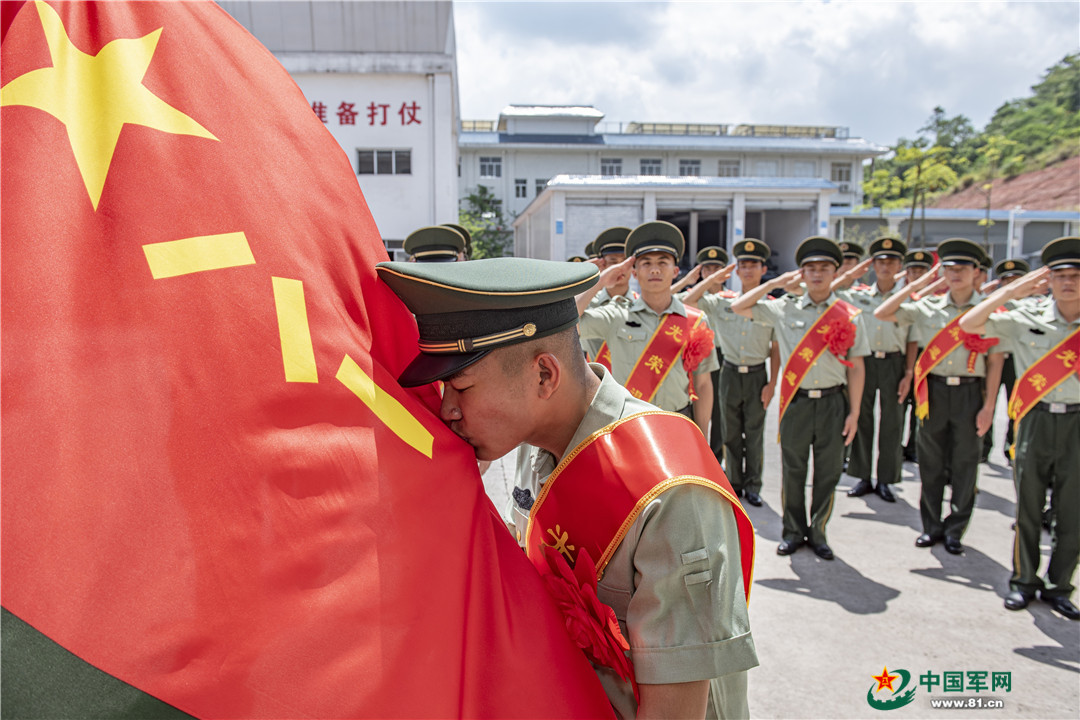 武警玉林支队举行退役士兵宣布命令暨卸衔仪式