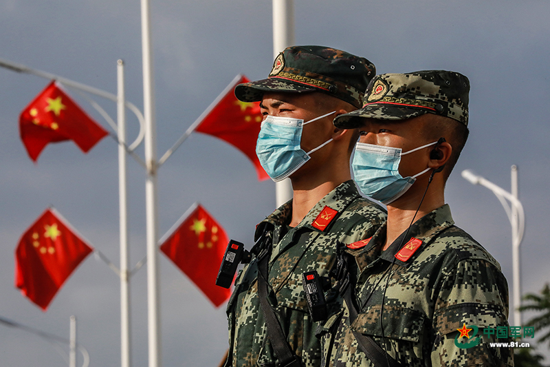 武警广东总队执勤第二支队官兵在观察边界情况. 张乐 摄