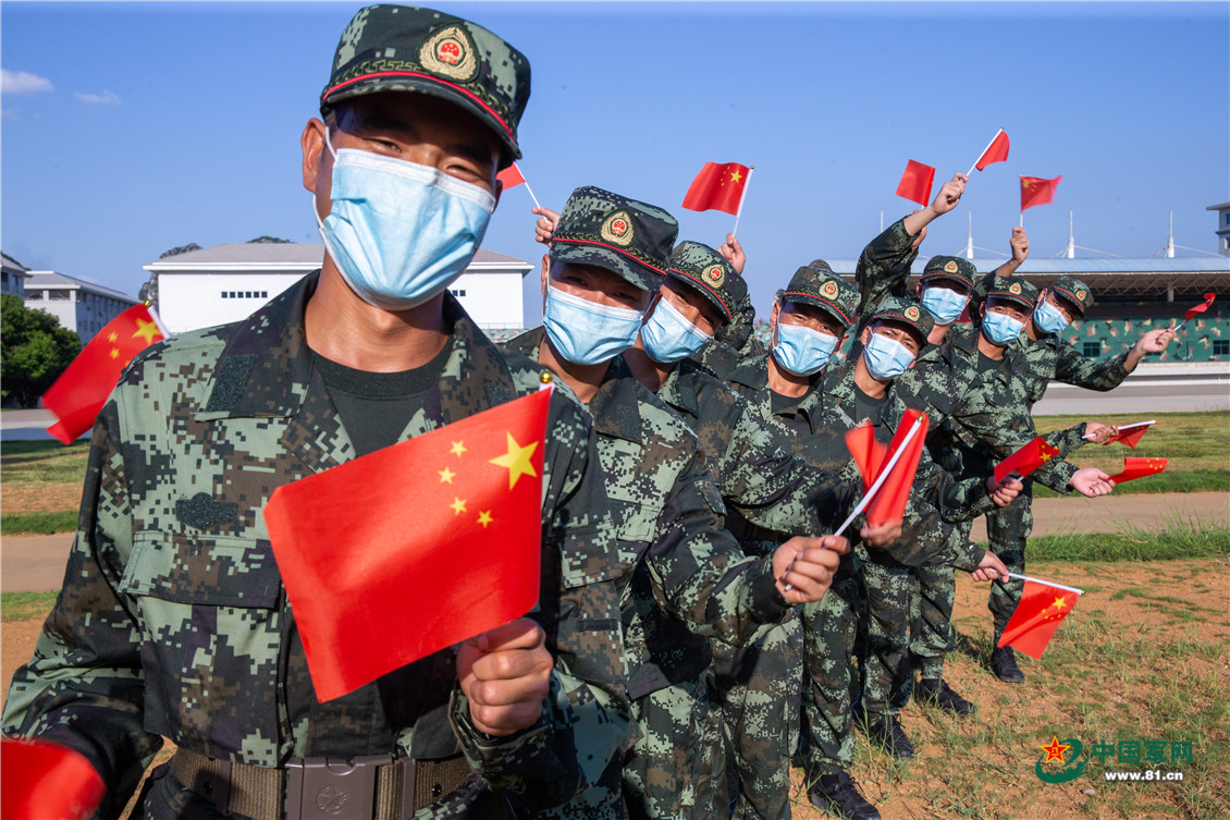 喜迎国庆 武警新兵与国旗合影