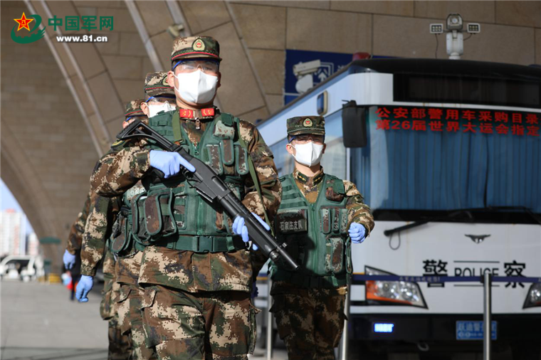武警石家庄支队逆行坚守 温暖旅客归乡路