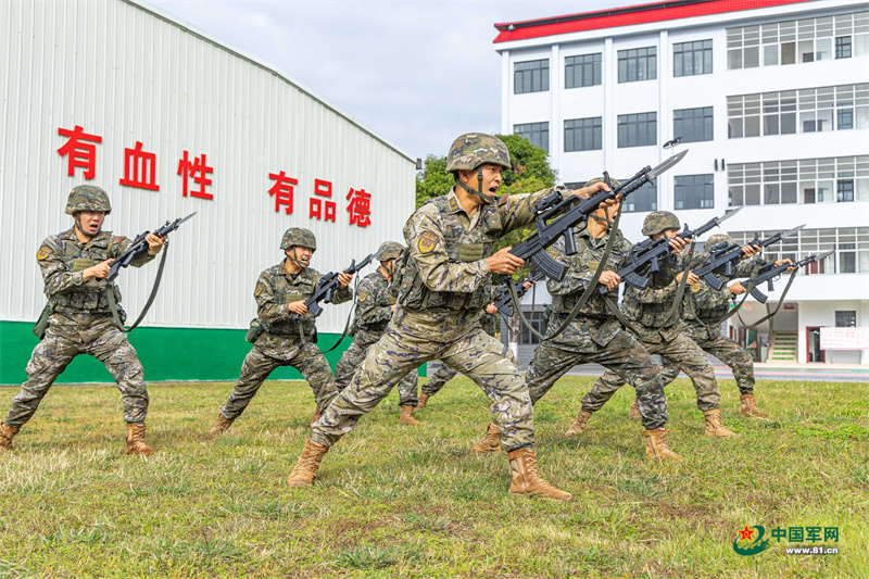 12.2025年12月22日，武警广西总队机动支队开展擒敌、刺杀、游泳、军体等多项集训。图为刺杀集训队员正在进行突刺训练。何家龙摄