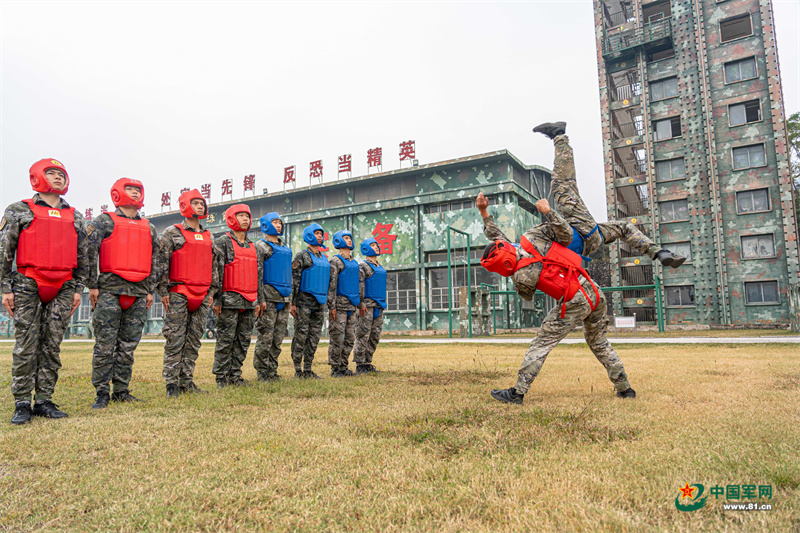 6.2025年12月11日，武警广西总队机动支队开展擒敌、刺杀、游泳、军体等多项集训。图为擒敌集训队员正在进行动作示范演示。何其骏摄