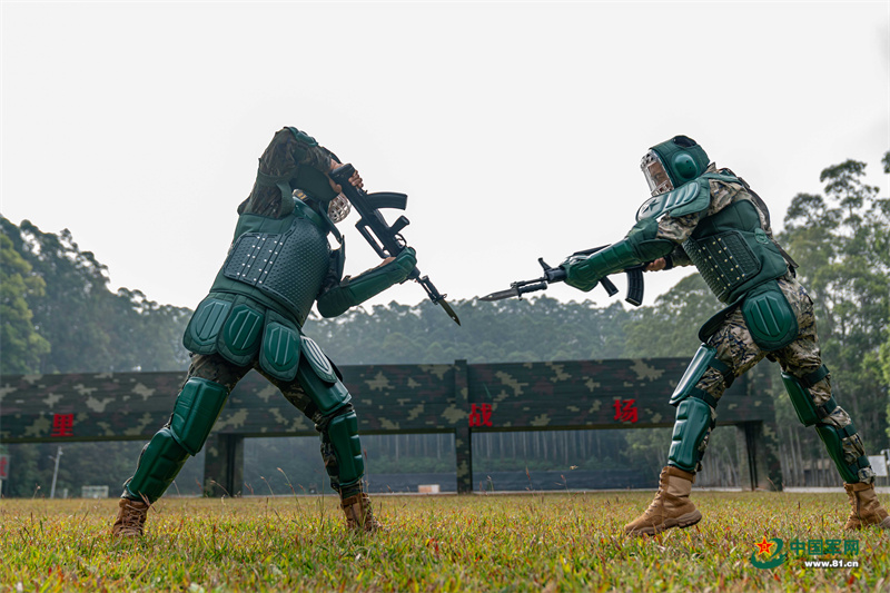 9.2025年12月22日，武警广西总队机动支队开展擒敌、刺杀、游泳、军体等多项集训。图为刺杀集训队员正在进行刺杀对抗动作训练。何其骏摄