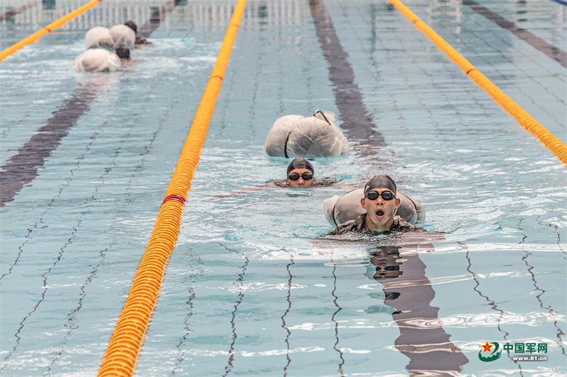 14.2025年12月28日，武警广西总队机动支队开展擒敌、刺杀、游泳、军体等多项集训。图为游泳集训队员正在进行武装泅渡训练。何其骏摄