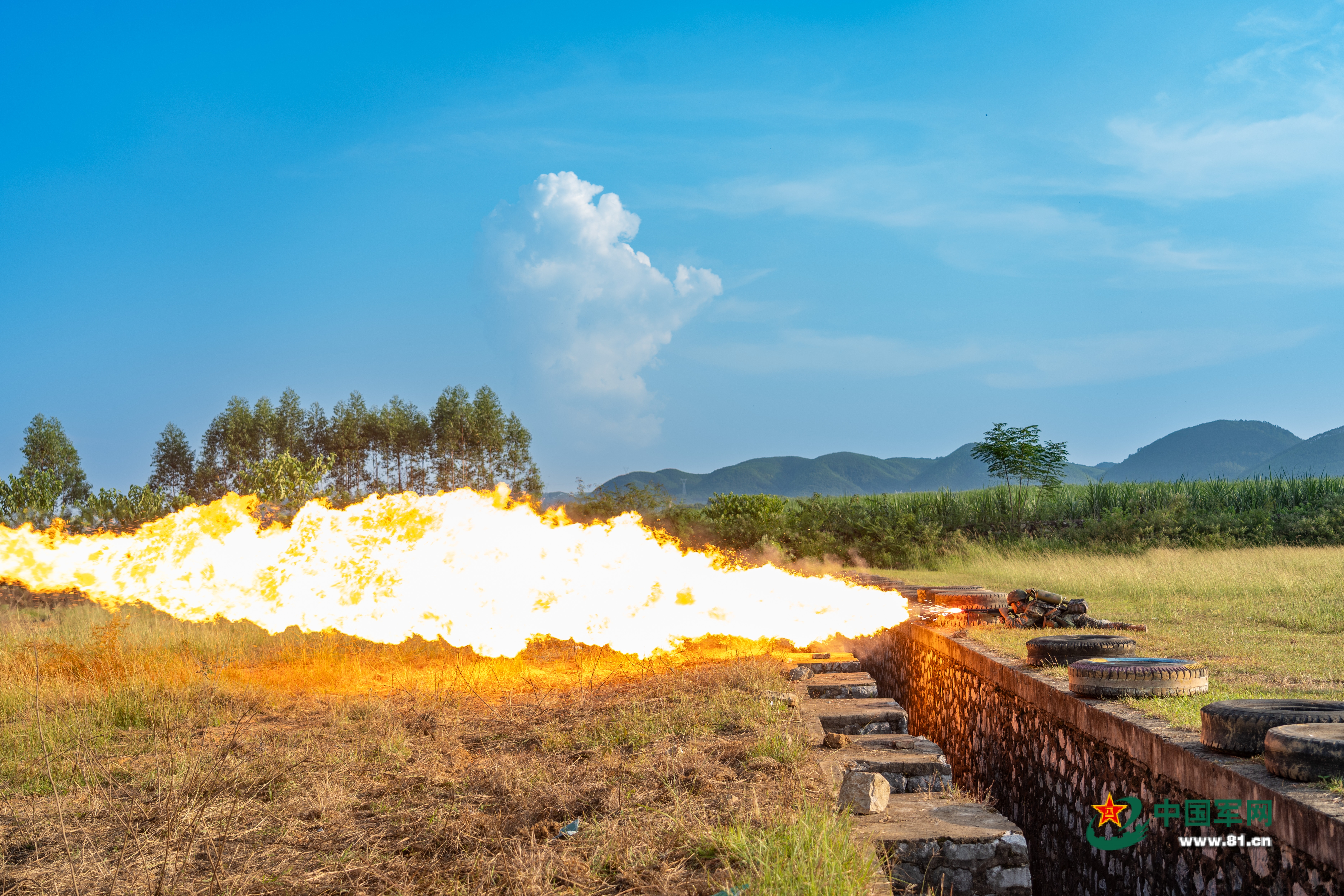 2.图为官兵正在进行喷火器实喷。（何其骏摄）