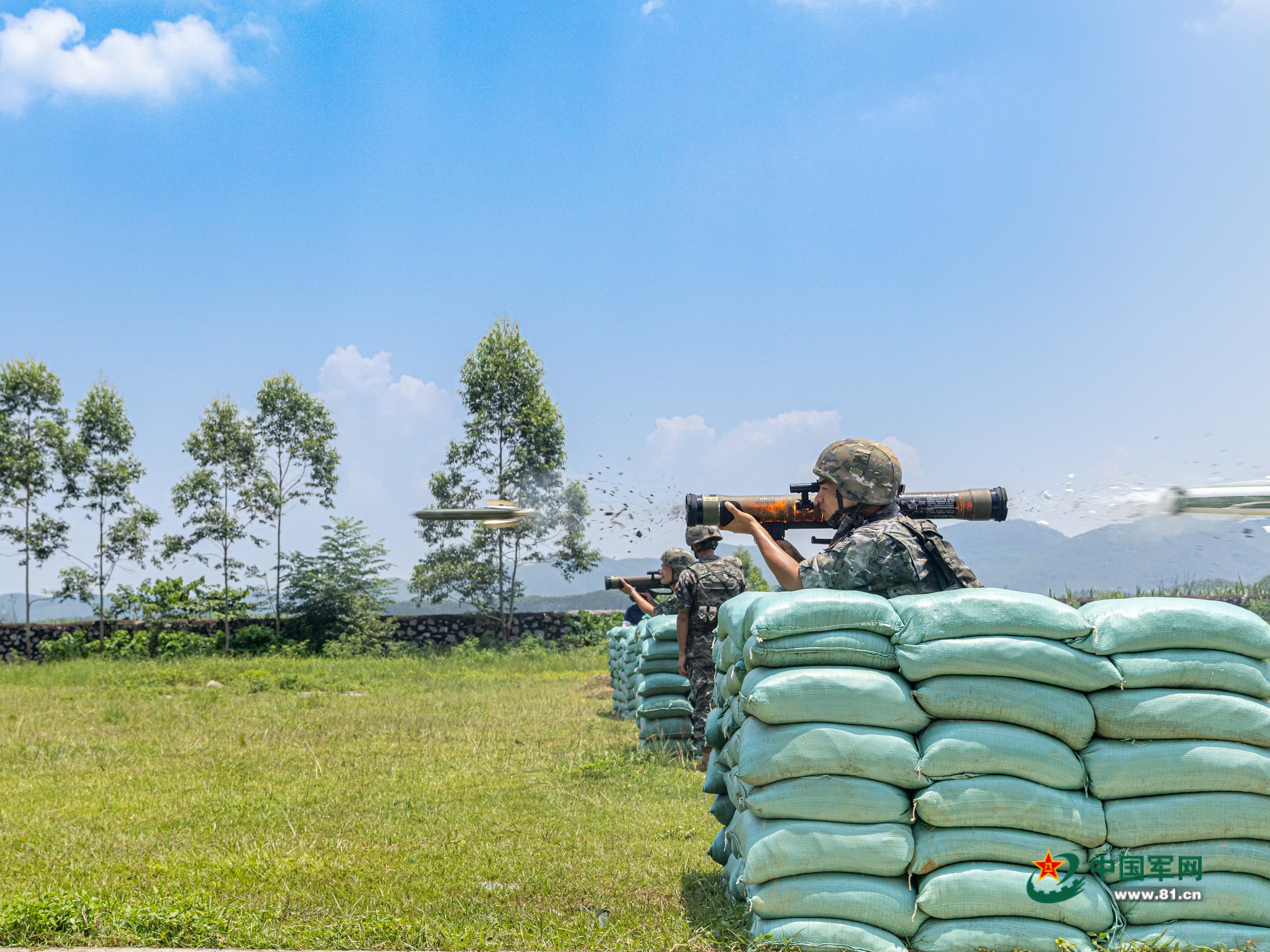 1.图为官兵正在进行单兵火箭筒实弹射击。（何其骏摄）