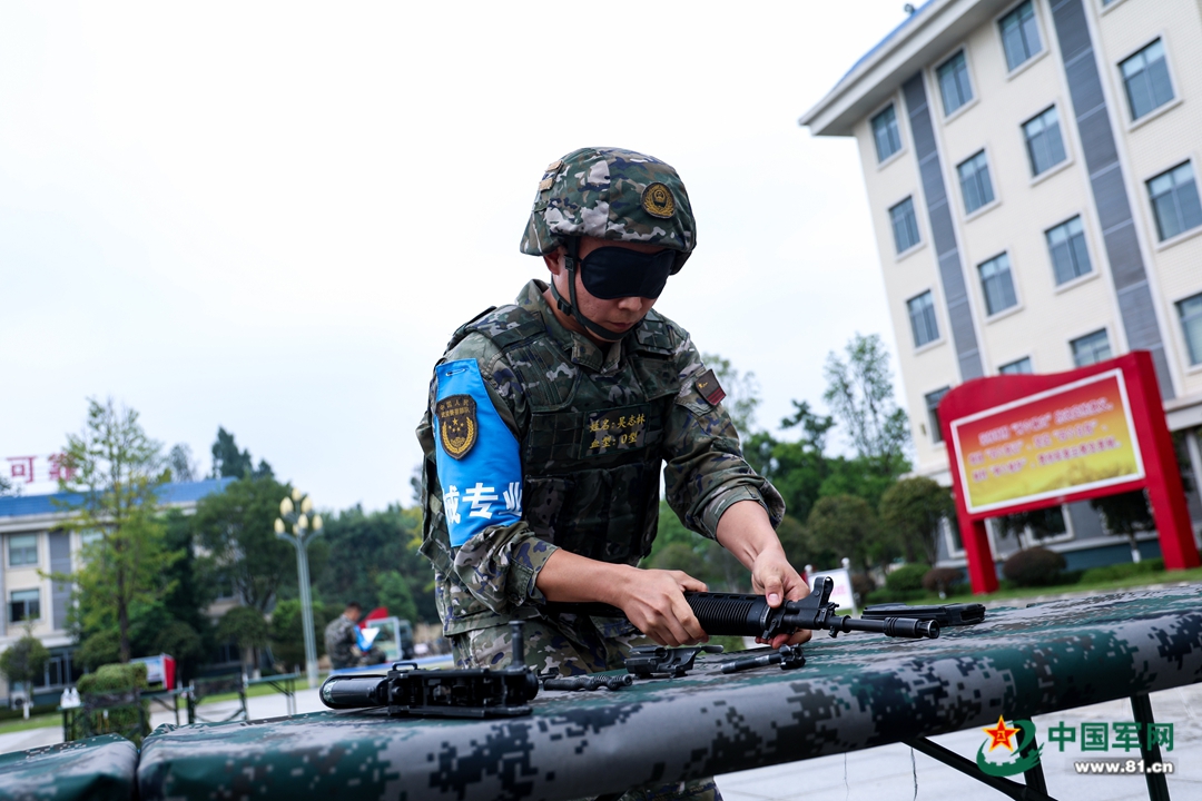 无光条件下武器分解与结合 （李志远 摄）-副本-副本