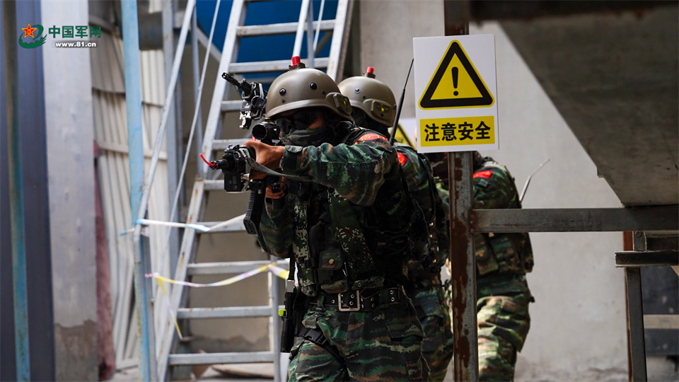 7特战小组密切配合协同处置。张元武摄