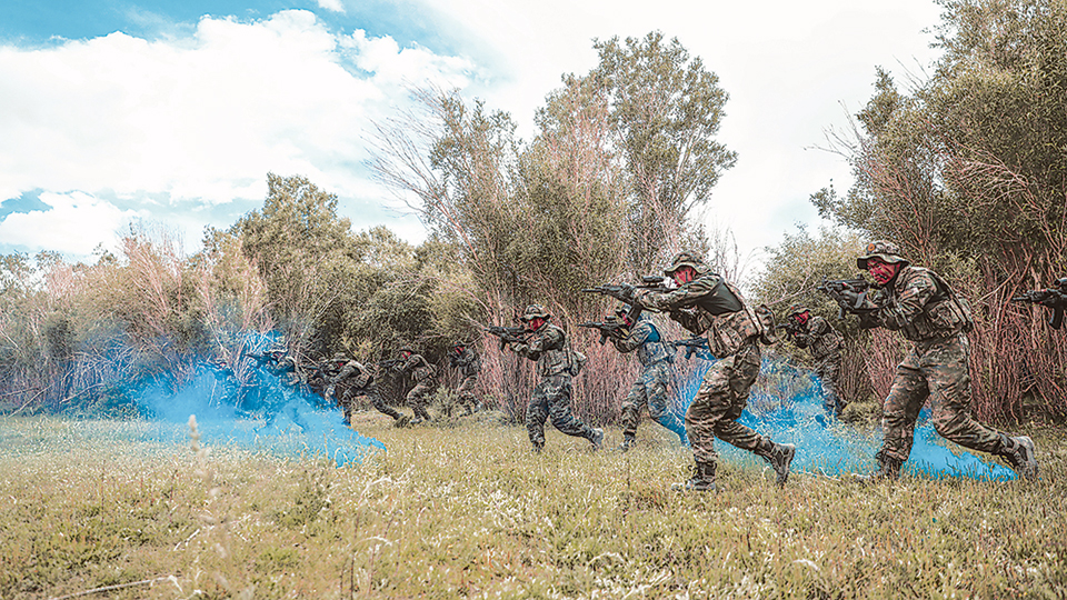 在习近平强军思想指引下·奋进强军路 打好攻坚战丨红色血脉淬炼“天山利刃”