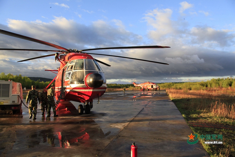 武警部队出动直升机向火场机降灭火队员
