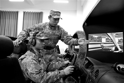 陆军某基地新兵营运用模拟训练器材指导新兵训练