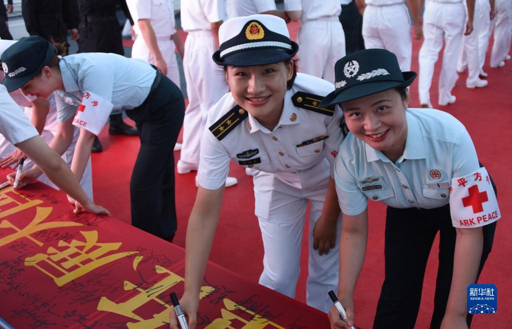 中国海军“和平方舟”号医院船上的文职医护人员群体