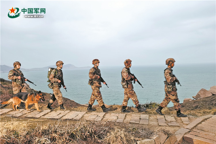 东部战区陆军某海防旅官兵海岛巡守.