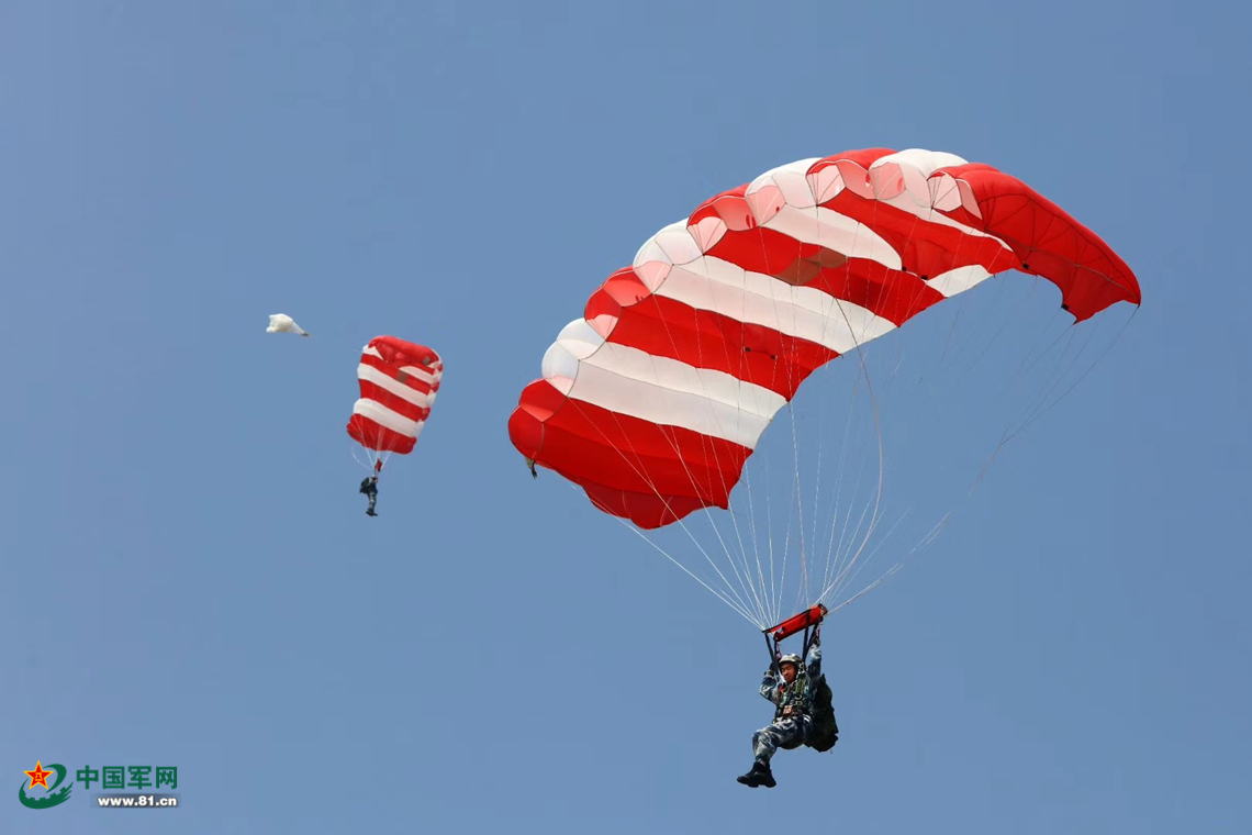 三无条件下也敢跳?看雷神突击队员实力炫