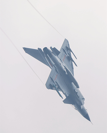 银翼翻飞啸云端，空军航空兵某旅开展空战对抗训练