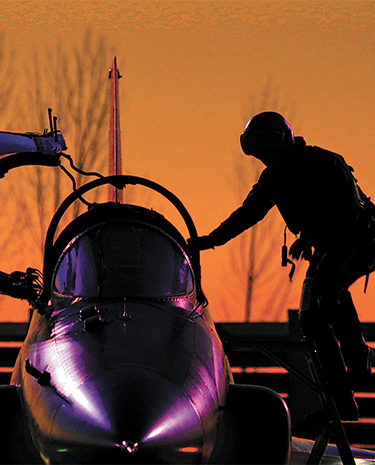 暗夜出击  雏鹰砺翅：海军航空大学某团跨昼夜飞行训练影像