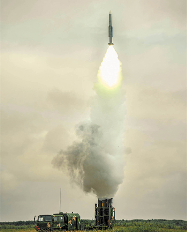 烈焰腾空织天网——东部战区陆军某旅防空训练影像