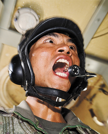 贺兰山下炮声震天，陆军某旅炮兵分队展开一场实弹射击训练