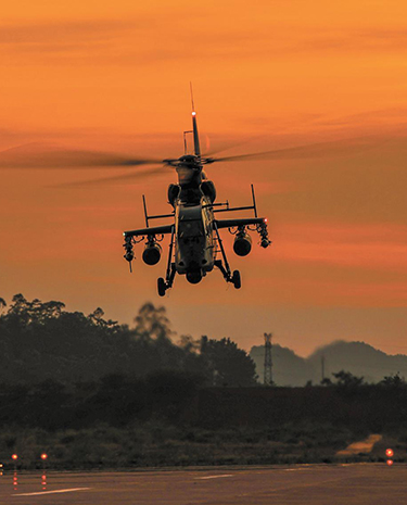 战鹰呼啸向云天——陆军某旅跨昼夜飞行训练影像