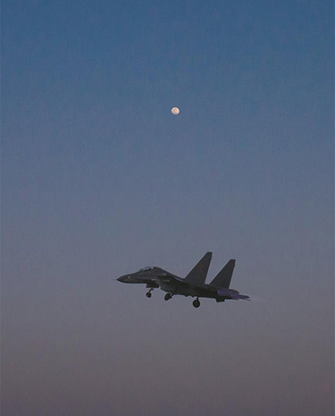 战鹰出击 昼夜鏖战——空军航空兵某旅飞行训练掠影
