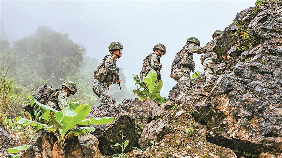 南部战区陆军某边防连官兵巡逻掠影