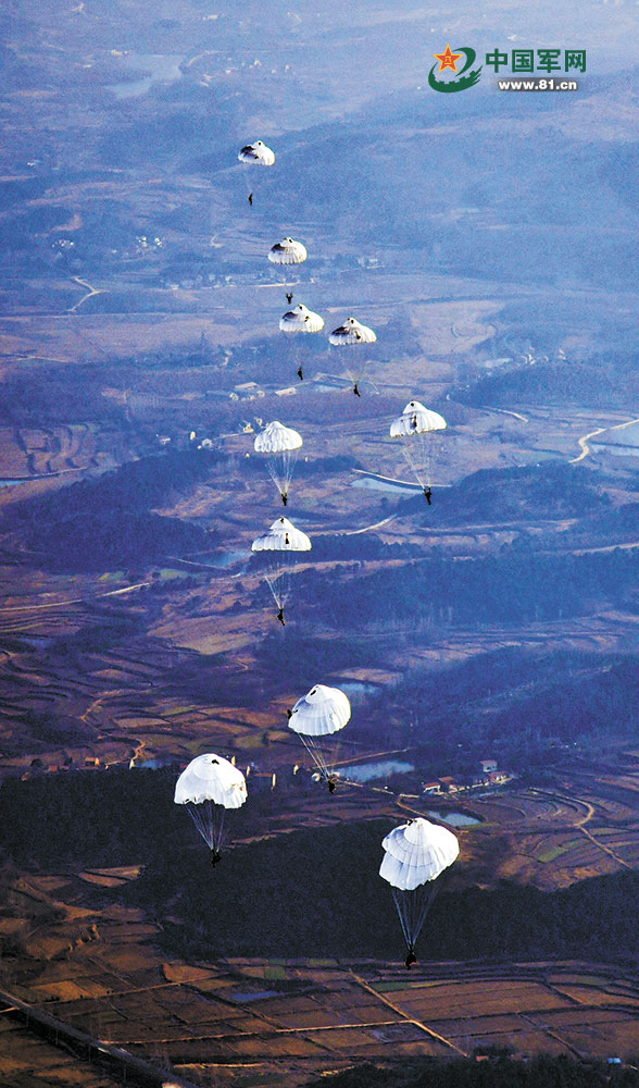 空降兵某旅组织2020年度入伍的女兵进行大飞机跳伞训练