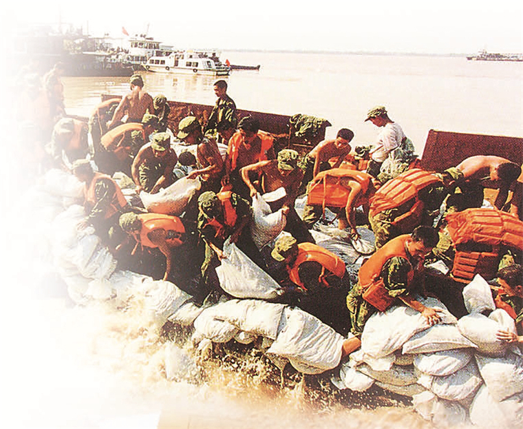 1998年,人民子弟兵在一线抗洪的场景.