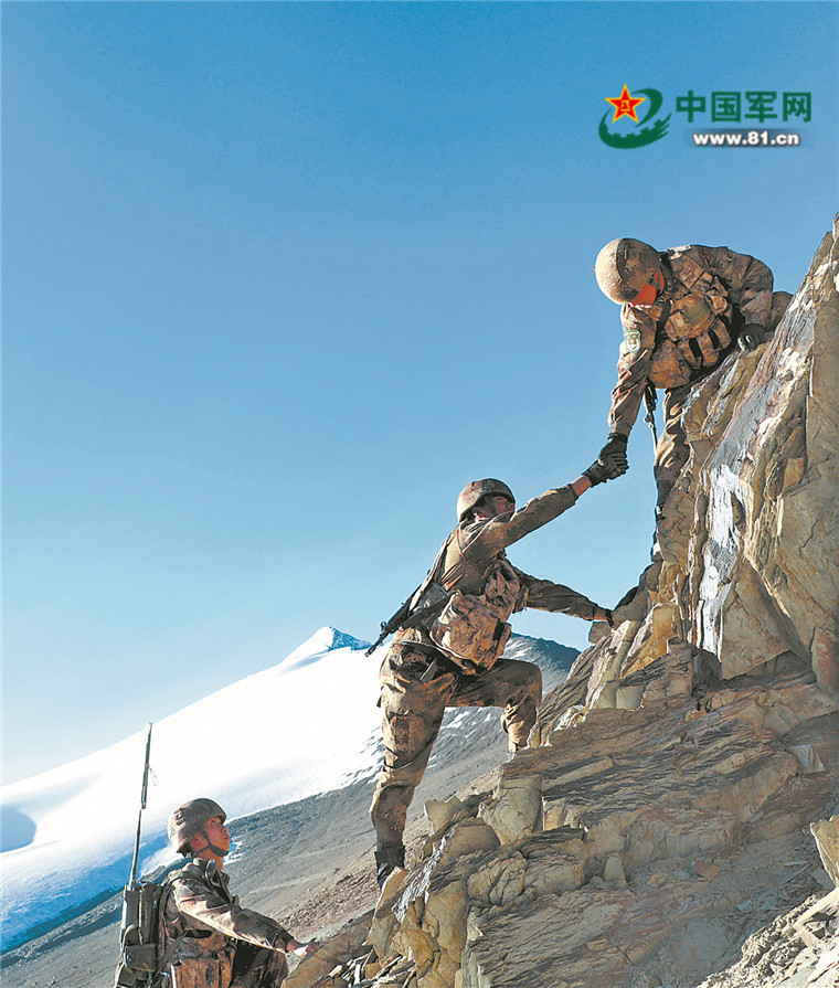 跋山涉水 巡守边界—新疆喀什军分区维一勒麻边防连官兵巡逻执勤