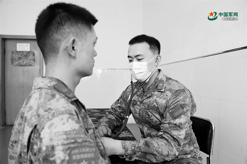 “孔雀蓝色”爱上了山上的山。他们使用他们持