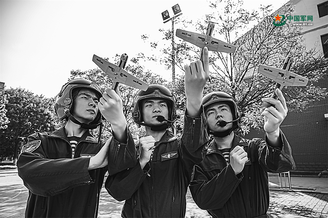 海地“为海军航空大学的学生重新赋予鹰”和“