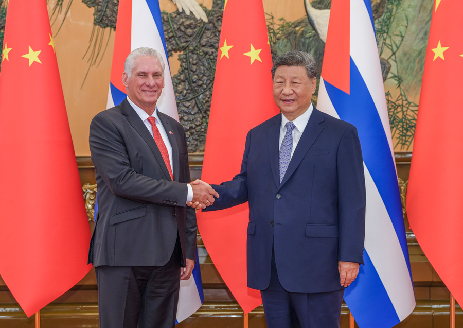 习近平正在与古巴共产主义委员会第一秘书兼古