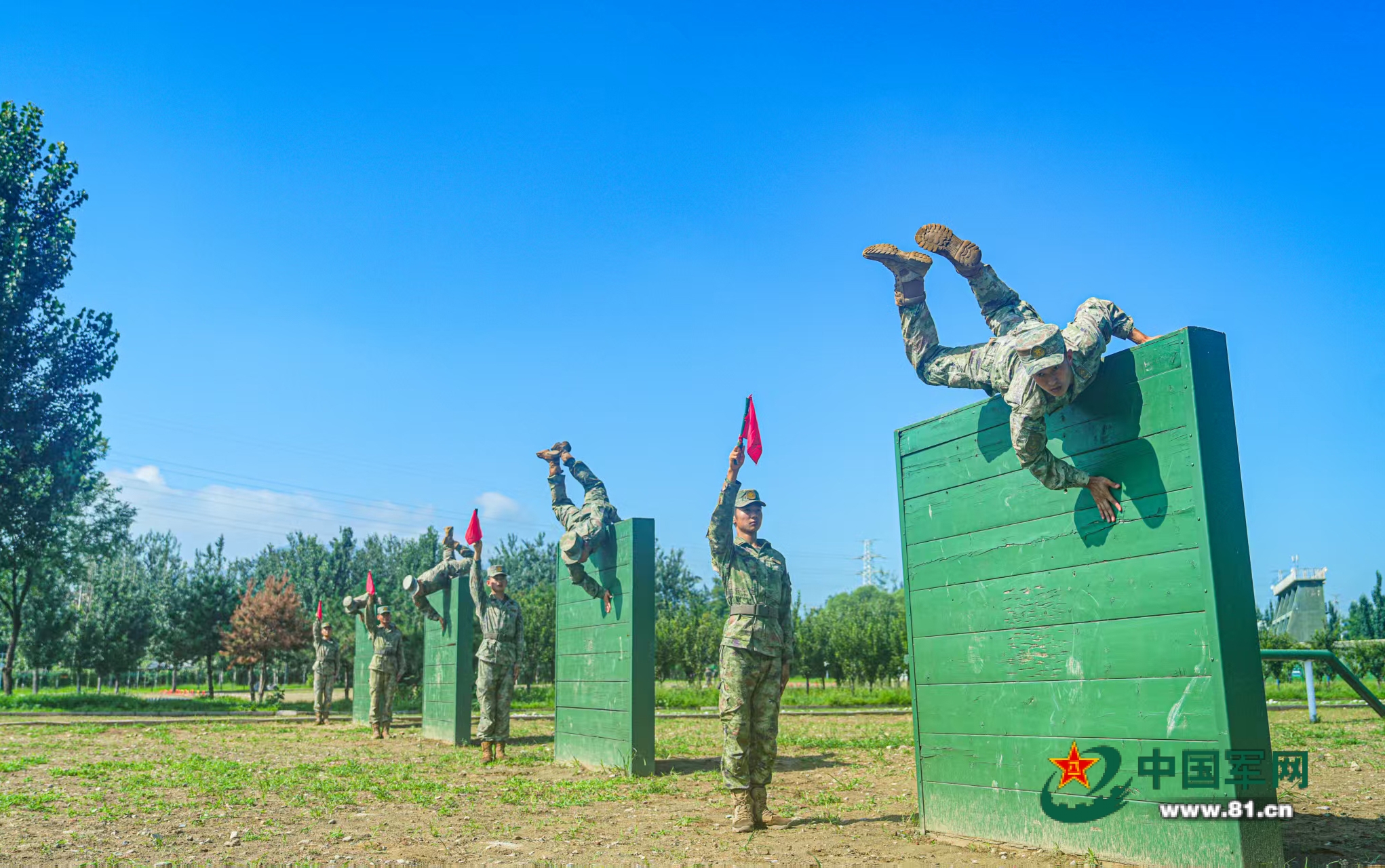 军营观察丨一对战友的“成长之约”(图1)