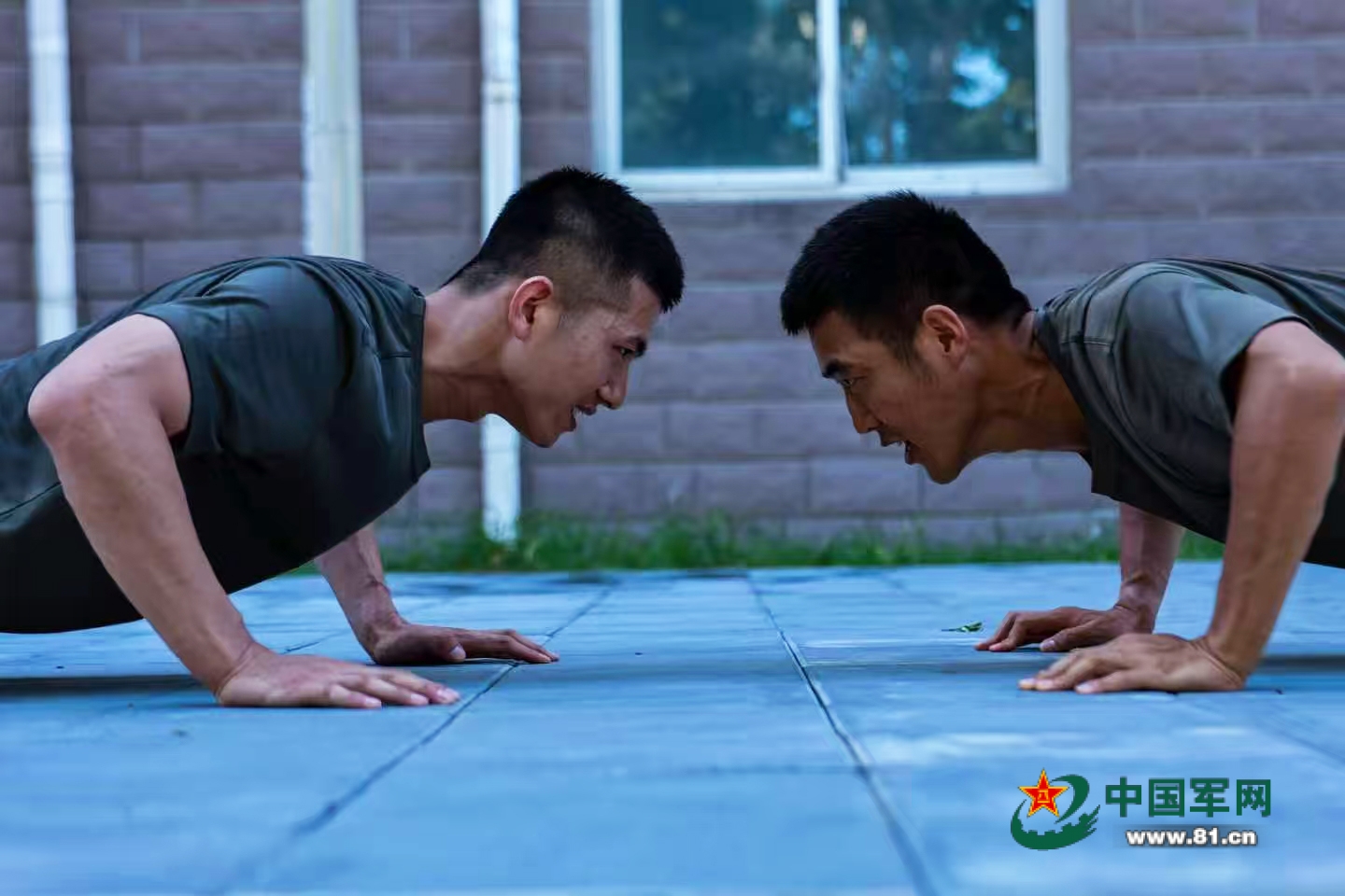 军营观察丨一对战友的“成长之约”(图2)