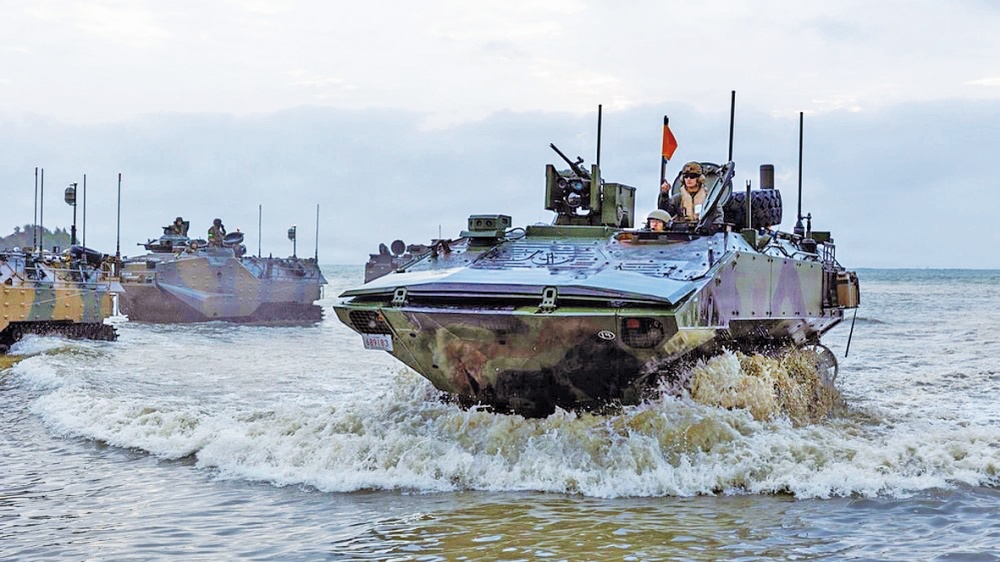 《中国国防报》推出整版报道剖析日本近期军事危险动向(图4)