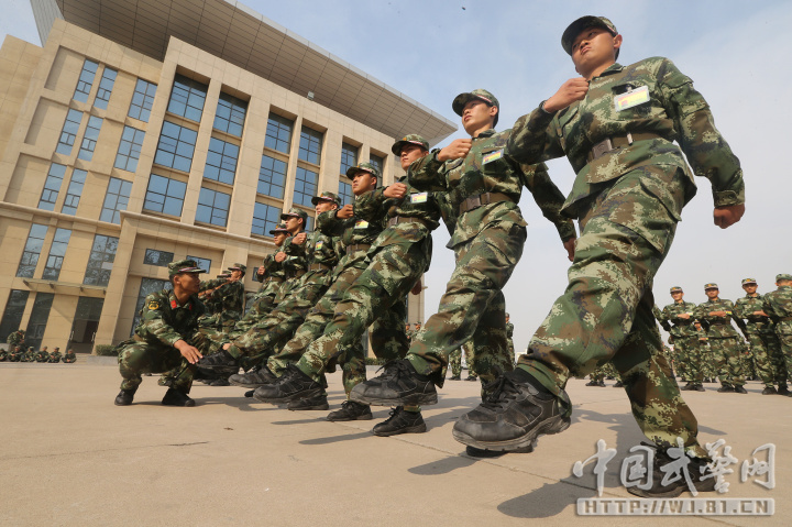 武警郑州支队新兵训场上气氛活跃
