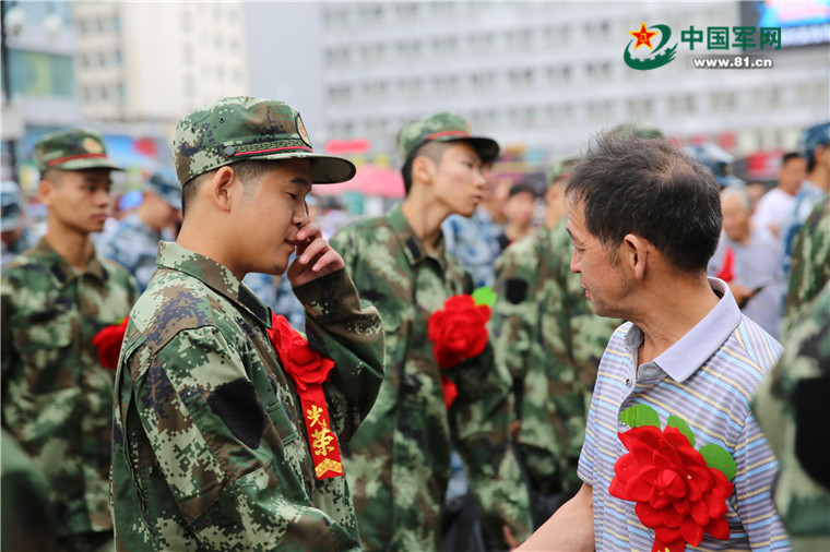 载着家乡父老的期冀,八千名新兵奔赴军营喽!