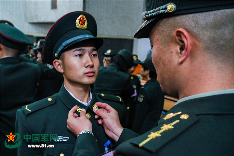 新兵授衔"小特写",看他们将青春揉进绿色军装