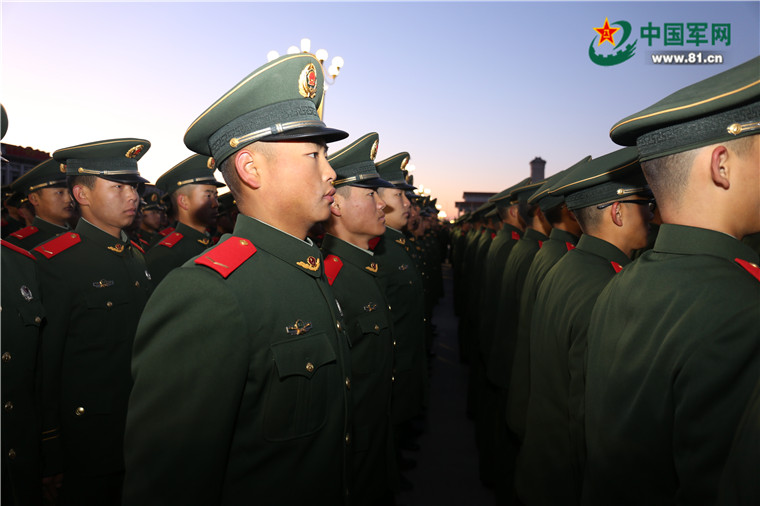 震撼:首都5000余名武警新兵到天安门广场观看升旗仪式