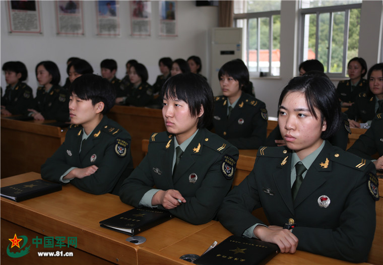 东部战区"模范通信女兵连"全体干部党员,团员同步收听收看党的十九大