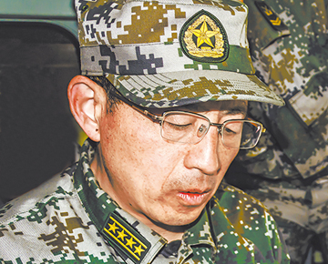 十九大代表风采|万明杰:三尺讲台编织防空经纬