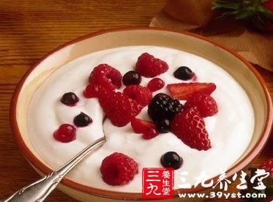 酸奶配干果清肠排毒