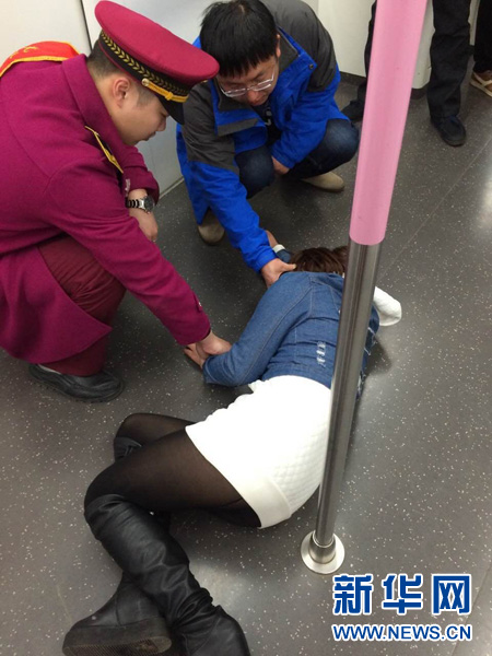 妙龄女子低血糖犯病地铁晕倒 上班女军医挺身相助