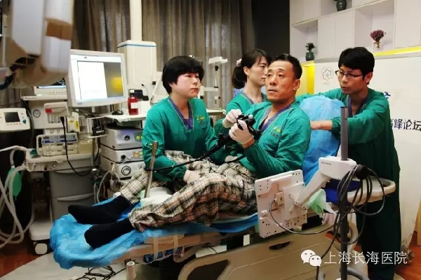 于恩达教授完成全国首例双人法肠镜为自己检查