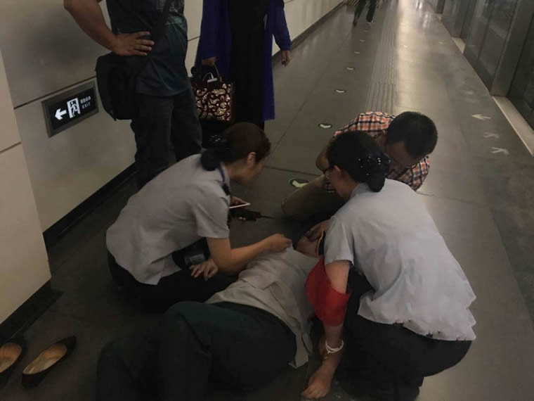 幸亏有你海军医生地铁救人上演生死时速
