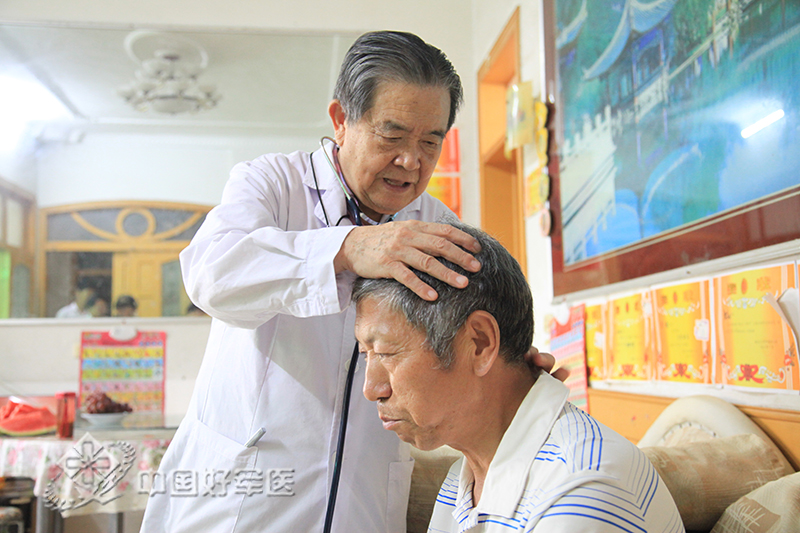 82岁老军医装了6枚支架仍接诊 对病人有求必应从不说"不"
