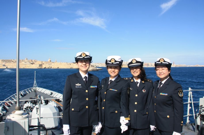 高清:海军护航女兵海魂衫惊艳曝光