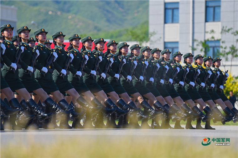 视频没看够?女兵方队独家图集让你一次看过瘾!