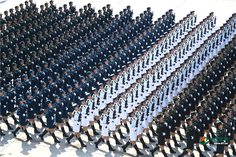 视频没看够?女兵方队独家图集让你一次看过瘾!