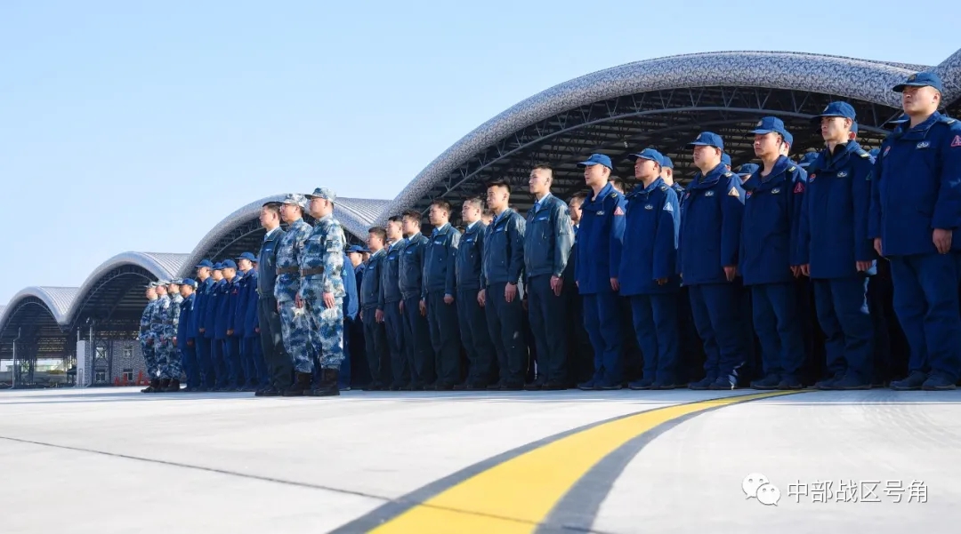 升空,向战而飞!中部战区空军某机场进行飞行课目训练