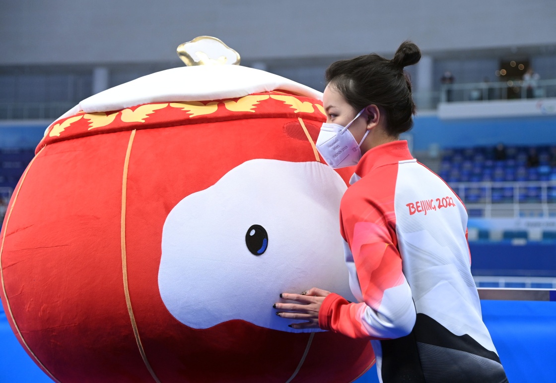 容融”在轮椅冰壶循环赛前活跃现场气氛（3月9日摄）。新华社记者 任超 摄